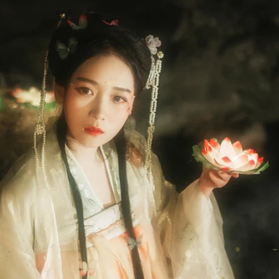 月夜蓮燈女生頭像，唯美古風(fēng)真人頭像