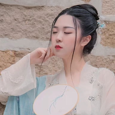 清風(fēng)拂面帶團(tuán)扇女生頭像，唯美古風(fēng)真人頭像