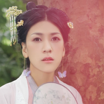 簡約帶團扇女生頭像，唯美古風真人頭像