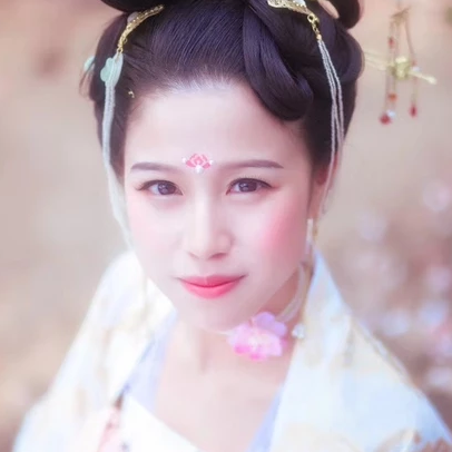 繁花浪漫帶團(tuán)扇女生頭像，唯美古風(fēng)真人頭像