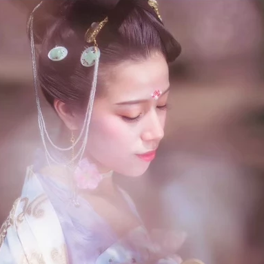 繁花浪漫帶團(tuán)扇女生頭像，唯美古風(fēng)真人頭像