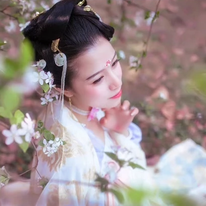 繁花浪漫帶團(tuán)扇女生頭像，唯美古風(fēng)真人頭像