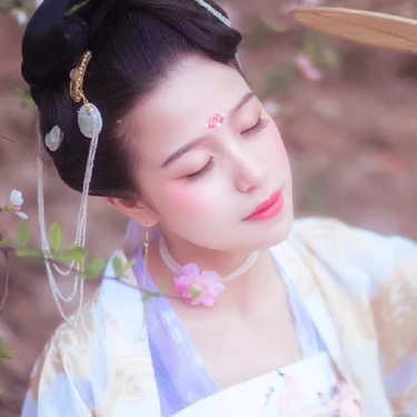 繁花浪漫帶團(tuán)扇女生頭像，唯美古風(fēng)真人頭像