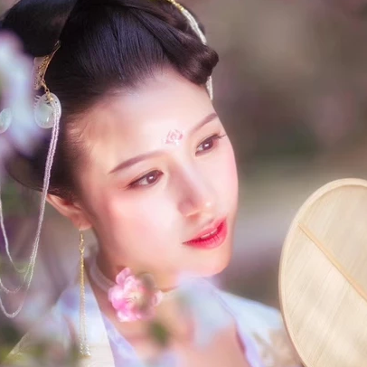 繁花浪漫帶團扇女生頭像，唯美古風(fēng)真人頭像