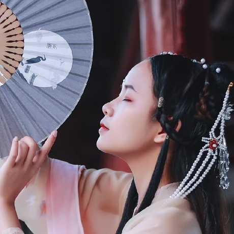柳絮飄揚帶折扇女生頭像，唯美古風(fēng)真人頭像