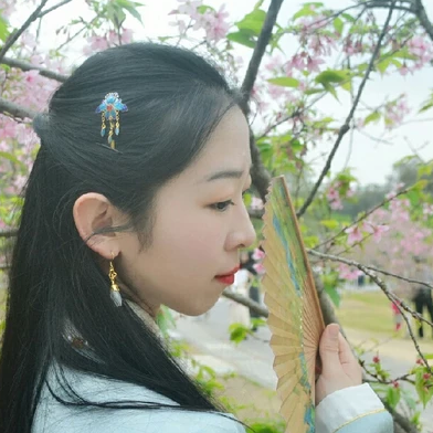 花開帶折扇女生頭像，唯美古風(fēng)真人頭像