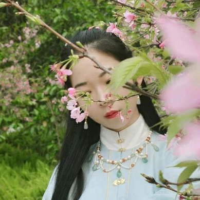 花開帶折扇女生頭像，唯美古風(fēng)真人頭像
