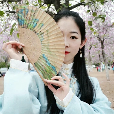 花開帶折扇女生頭像，唯美古風(fēng)真人頭像