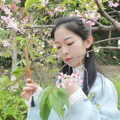 花開帶折扇女生頭像，唯美古風(fēng)真人頭像