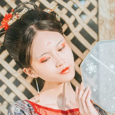 枯枝秋意帶團扇女生頭像，唯美古風真人頭像