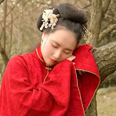 紅衣持團(tuán)扇女生頭像，唯美古風(fēng)真人頭像