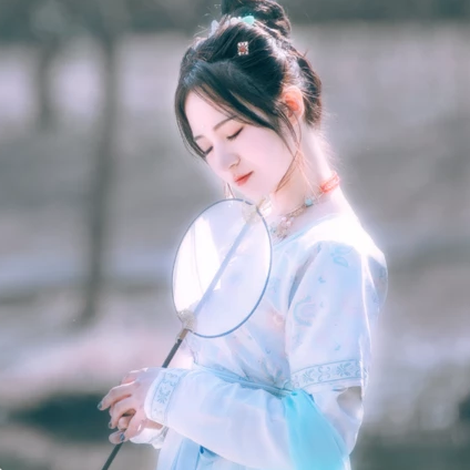 淡雅清新帶團扇女生頭像，唯美古風(fēng)真人頭像