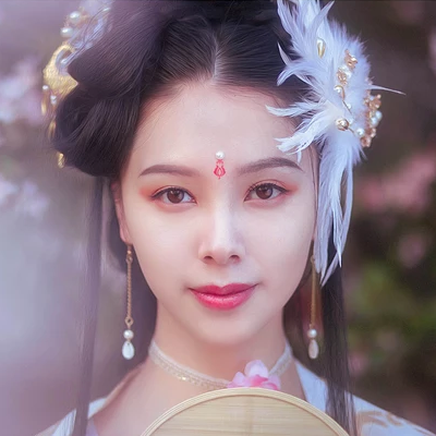 粉色桃花拂面帶團扇女生頭像，唯美古風(fēng)真人頭