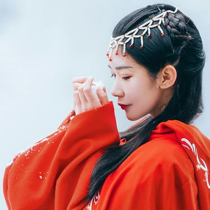 優(yōu)雅紅衣白雪女生頭像，唯美古風(fēng)真人頭像