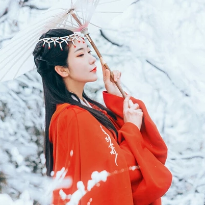 優(yōu)雅紅衣白雪女生頭像，唯美古風(fēng)真人頭像