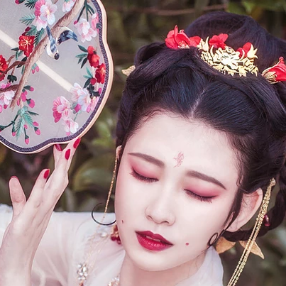 嬌艷朱紅女生頭像，唯美古風真人頭像