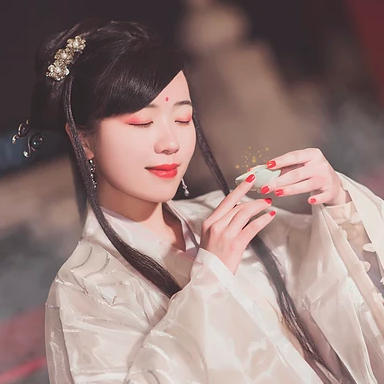 優(yōu)雅提燈品酒女生頭像，唯美古風真人頭像
