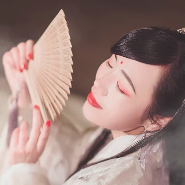 優(yōu)雅提燈品酒女生頭像，唯美古風真人頭像