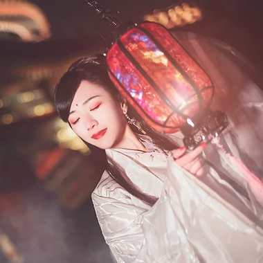 優(yōu)雅提燈品酒女生頭像，唯美古風真人頭像