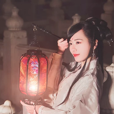 優(yōu)雅提燈品酒女生頭像，唯美古風真人頭像