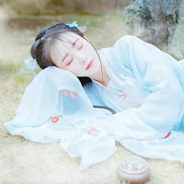 淡藍(lán)清晰帶團(tuán)扇女生頭像，唯美古風(fēng)真人頭像