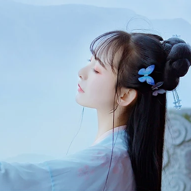 淡藍(lán)清晰帶團(tuán)扇女生頭像，唯美古風(fēng)真人頭像