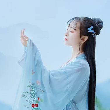 淡藍(lán)清晰帶團(tuán)扇女生頭像，唯美古風(fēng)真人頭像