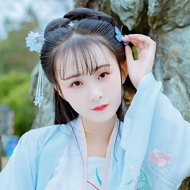 淡藍(lán)清晰帶團(tuán)扇女生頭像，唯美古風(fēng)真人頭像