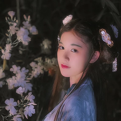 夜晚迷人花朵女生頭像，唯美古風真人頭像