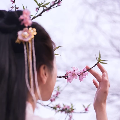 桃花粉黛帶傘女生頭像，唯美古風(fēng)真人頭像