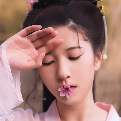 桃花粉黛帶傘女生頭像，唯美古風(fēng)真人頭像