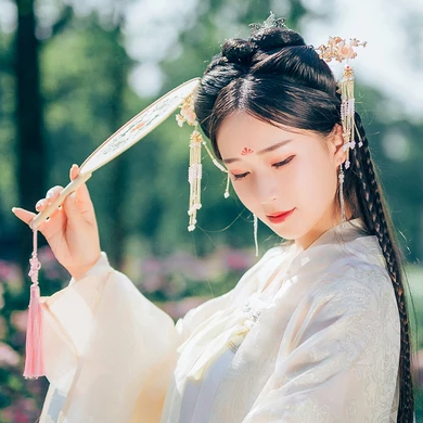 花團錦簇帶團扇女生頭像，唯美古風真人頭像