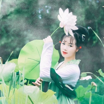 翠綠荷葉蓮花女生頭像，唯美古風(fēng)真人頭像