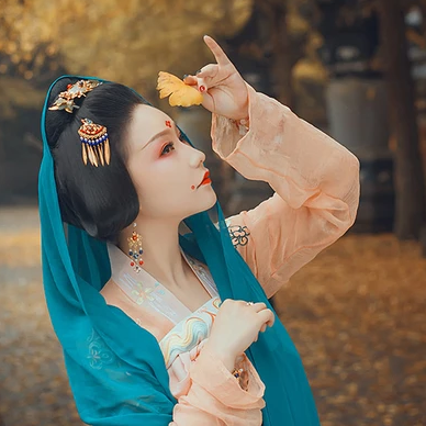 銀杏葉帶團(tuán)扇和傘女生頭像，唯美古風(fēng)真人頭像