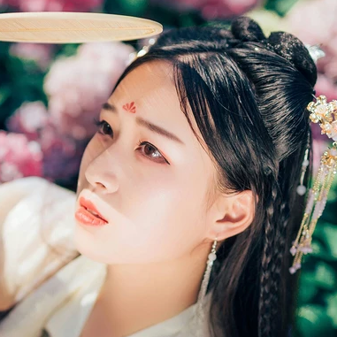 花團錦簇帶團扇女生頭像，唯美古風真人頭像