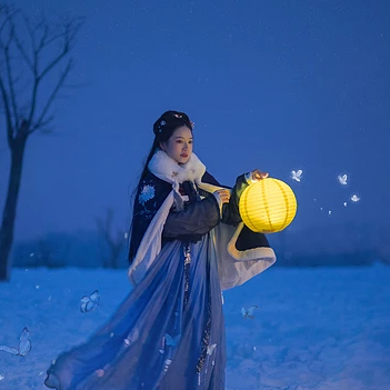 月夜下提燈女生頭像，唯美古風(fēng)真人頭像