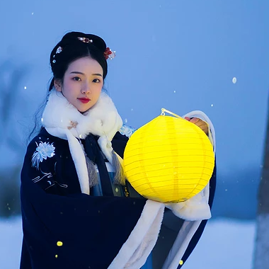 月夜下提燈女生頭像，唯美古風(fēng)真人頭像
