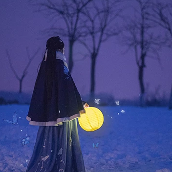 月夜下提燈女生頭像，唯美古風(fēng)真人頭像