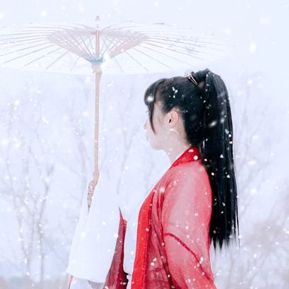 初雪紅衣俠客女生頭像，唯美古風(fēng)真人頭像