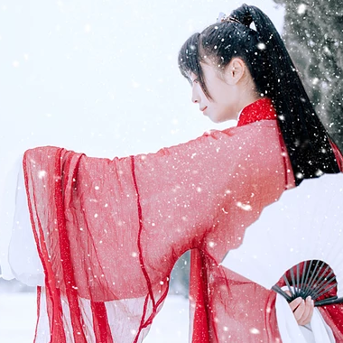 初雪紅衣俠客女生頭像，唯美古風(fēng)真人頭像