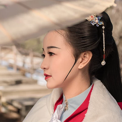 古典紅衣帶傘女生頭像，唯美古風(fēng)真人頭像