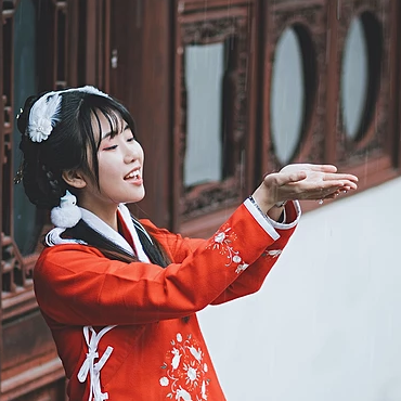 清新文藝紅披風女生頭像，唯美古風真人頭像