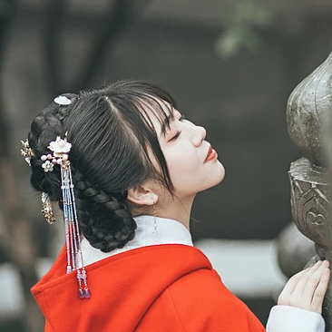 清新文藝紅披風(fēng)女生頭像，唯美古風(fēng)真人頭像