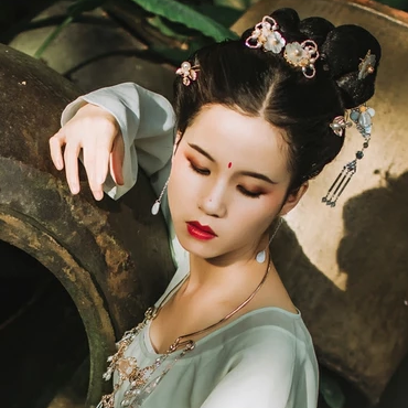 嬌艷帶折扇女生頭像，唯美古風(fēng)真人頭像