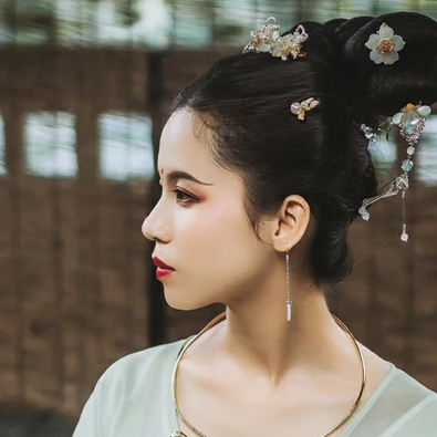 嬌艷帶折扇女生頭像，唯美古風(fēng)真人頭像