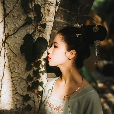 嬌艷帶折扇女生頭像，唯美古風(fēng)真人頭像