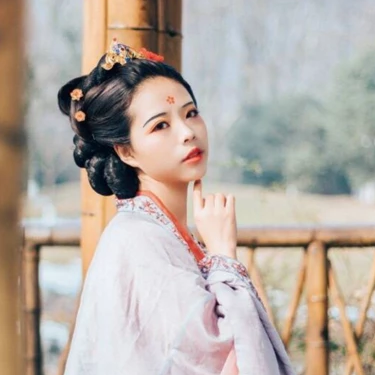 古典梅花妝女生頭像，唯美古風(fēng)真人頭像