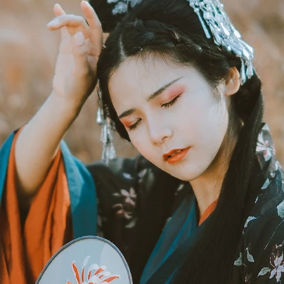 蘆葦飄揚(yáng)女生頭像，唯美古風(fēng)真人頭像