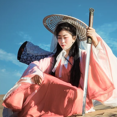 文藝俠客帶兵器女生頭像，唯美古風(fēng)真人頭像
