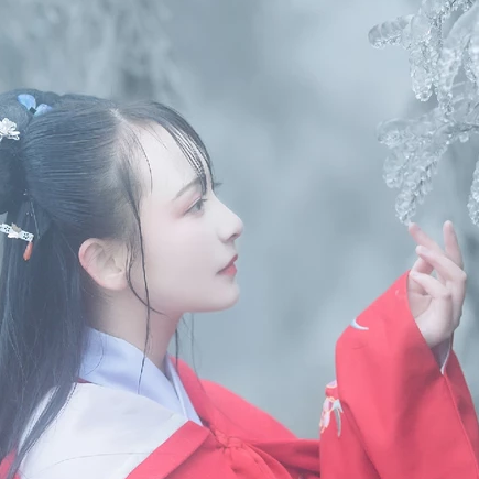 冰雪天地帶傘女生頭像，唯美古風(fēng)真人頭像
